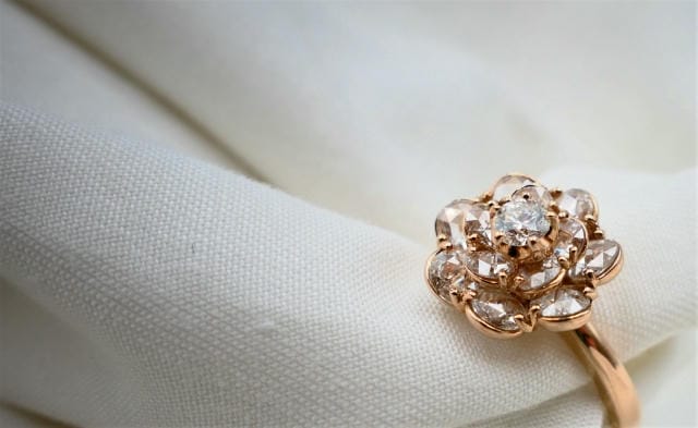 時代と人生をつなぐ時計の資産価値と物語性に焦点を当てて考察する